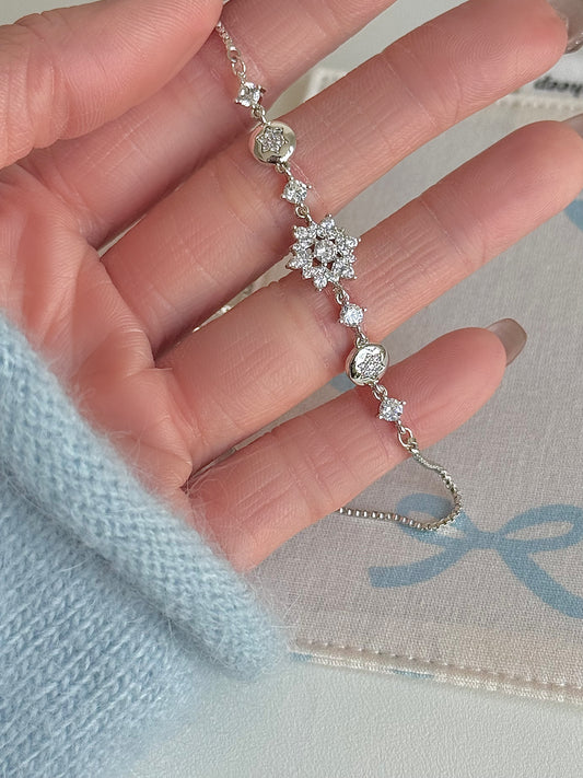 롤라화이트 "베일드 스노우 & 라이트" 풀 지르코니아 눈송이 조절식 팔찌