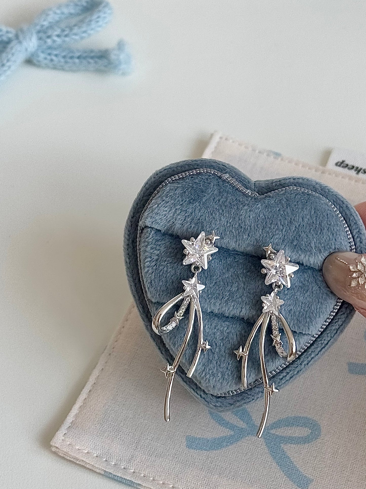 LolaWhite "Starlight Dream" 지르콘이 세팅된 925 스털링 실버 반짝이는 리본 리본 귀걸이 - 달콤하고 우아한