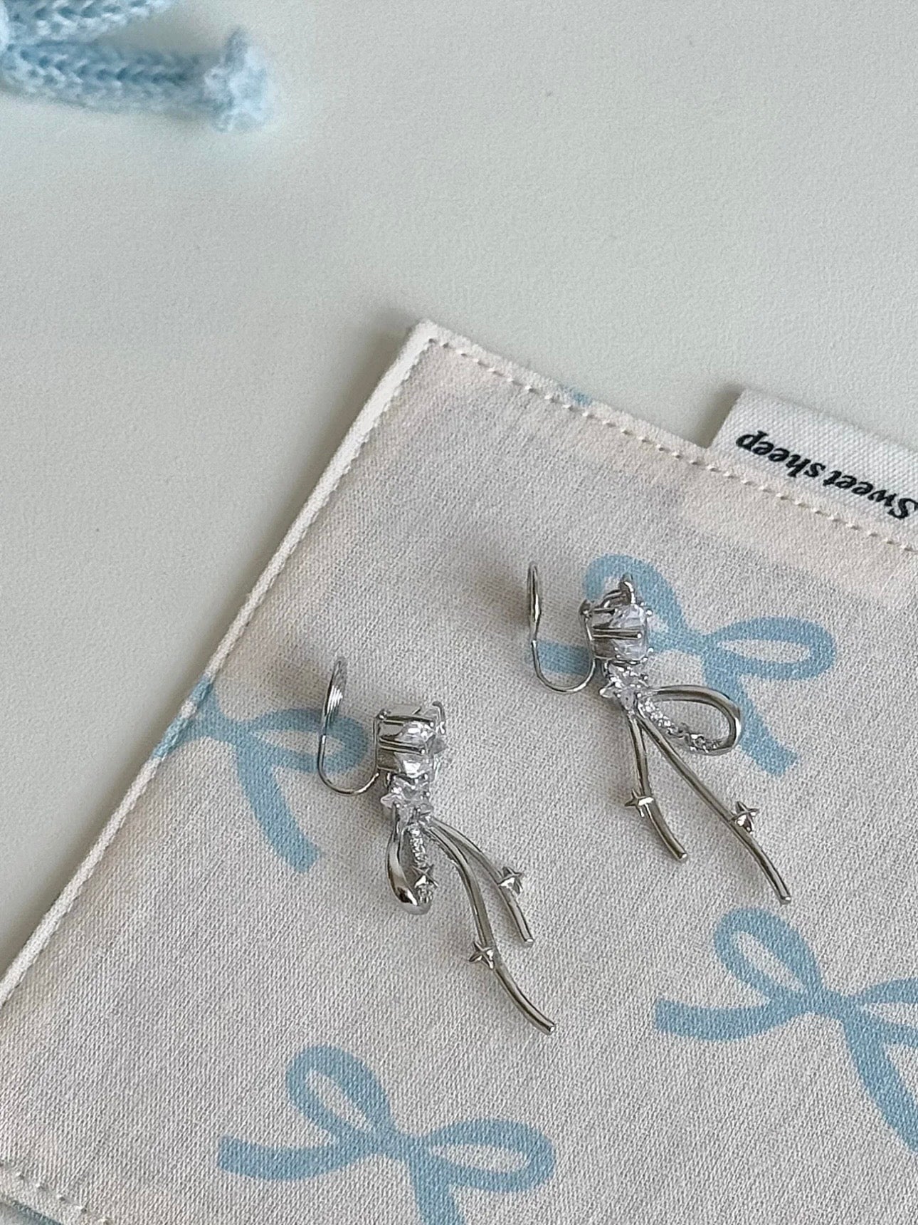 LolaWhite "Starlight Dream" 지르콘이 세팅된 925 스털링 실버 반짝이는 리본 리본 귀걸이 - 달콤하고 우아한