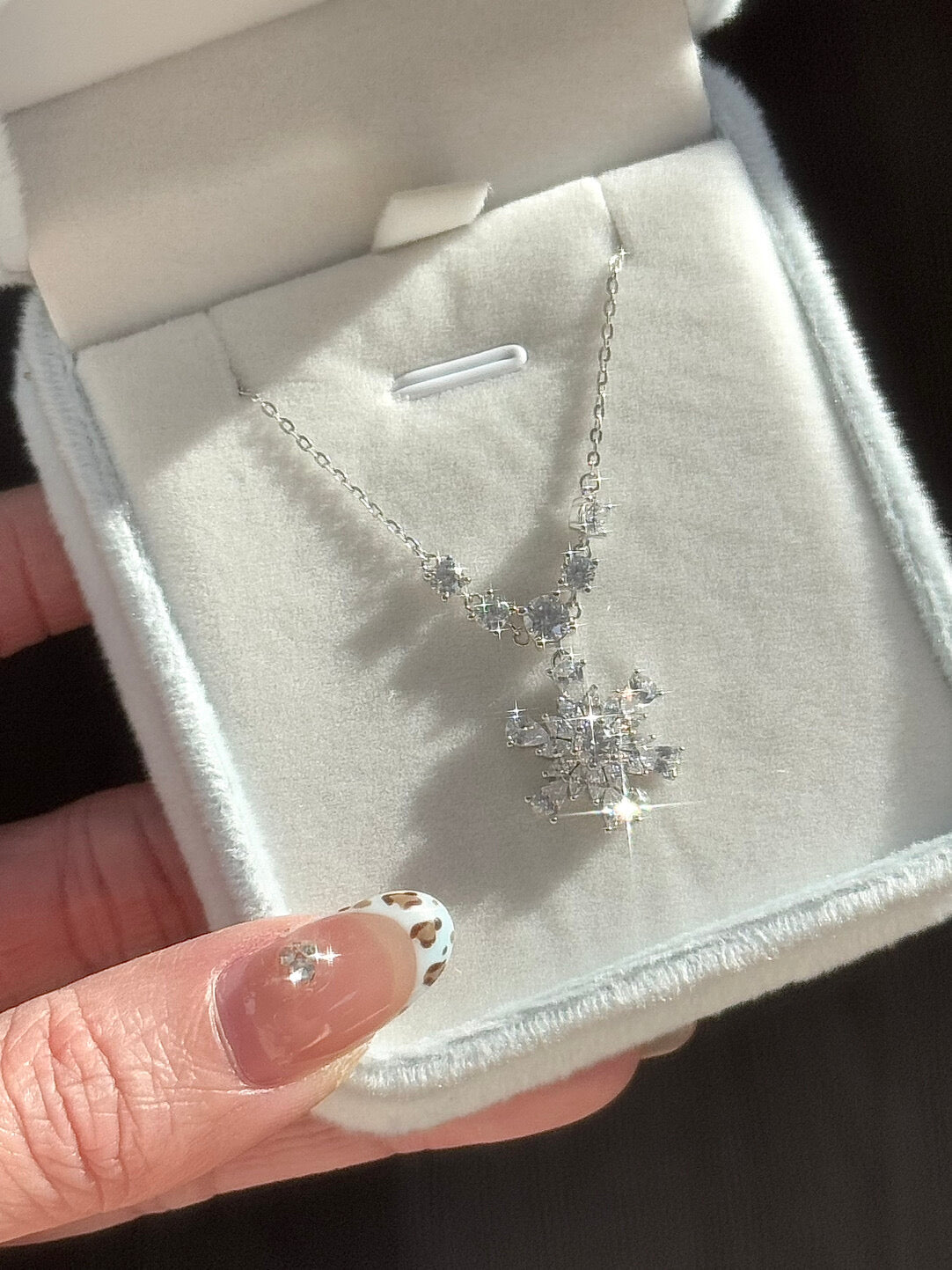 Dear Lola "Snowfall Over the Galaxy" S925 Sterling Silver Snowflake Collarbone Necklace – Dazzling & Luxurious