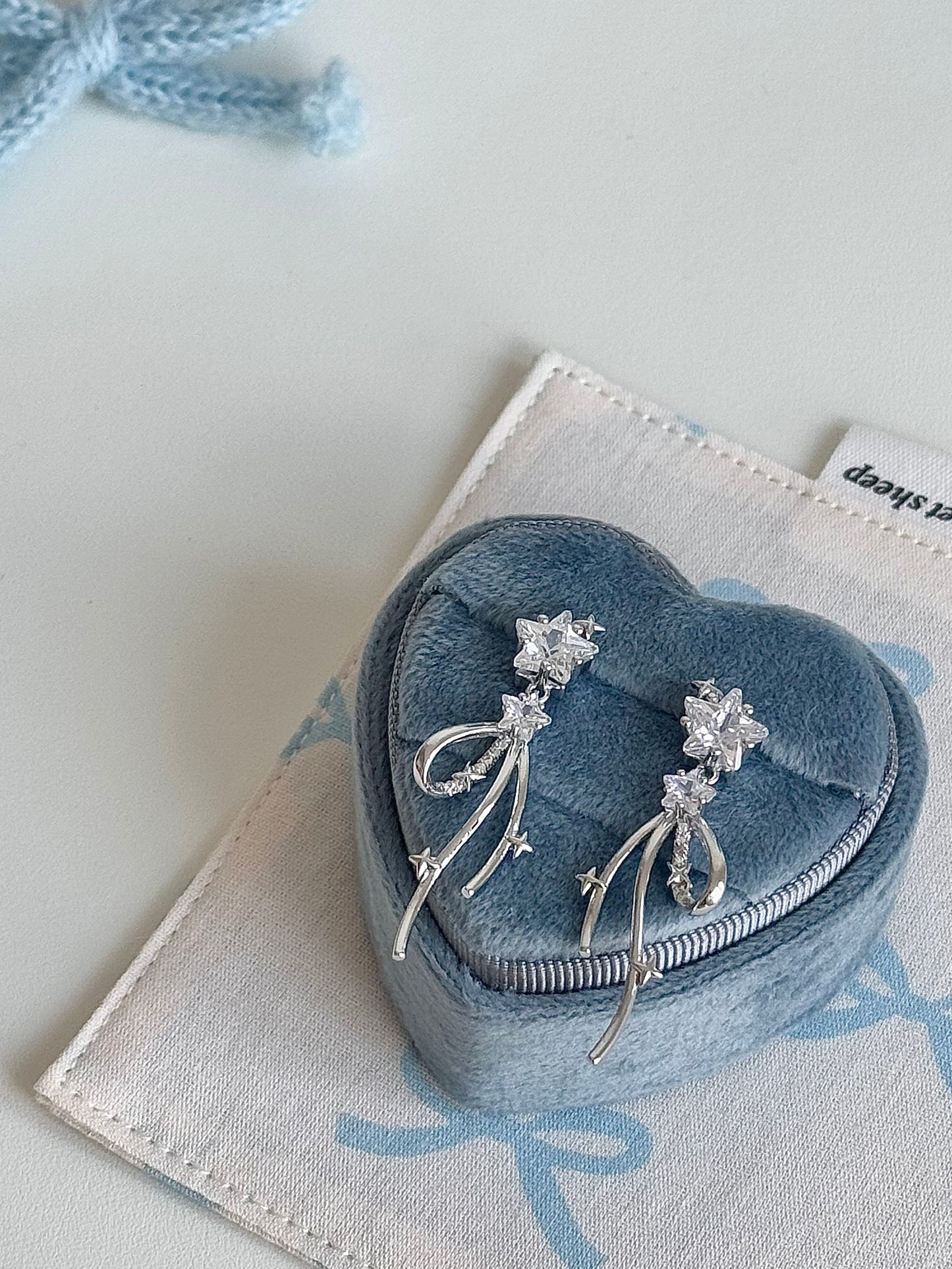 LolaWhite "Starlight Dream" 지르콘이 세팅된 925 스털링 실버 반짝이는 리본 리본 귀걸이 - 달콤하고 우아한