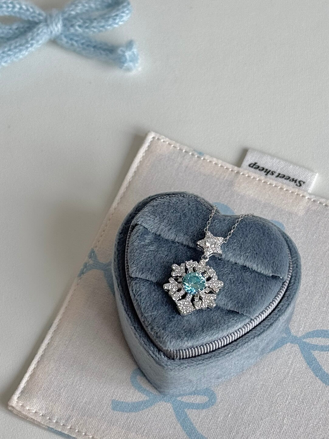 DearLola "One-Carat Snow" S925 Sterling Silver Snowflake Necklace - Exquisite Firework-Cut Design