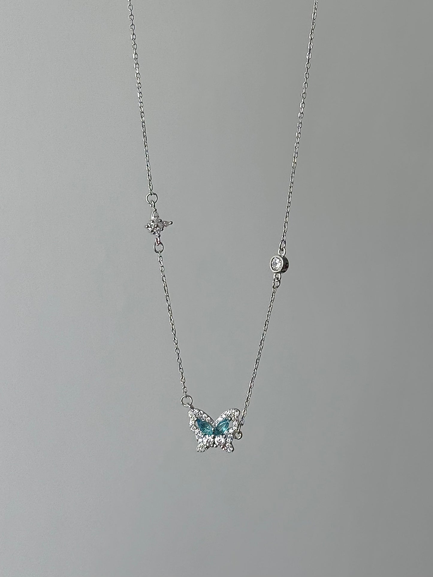 LolaWhite "글레이셔 스피릿 버터플라이" S925 스털링 실버 블루 지르콘 버터플라이 목걸이 - 차갑고 우아한 분위기 &amp; 독특함