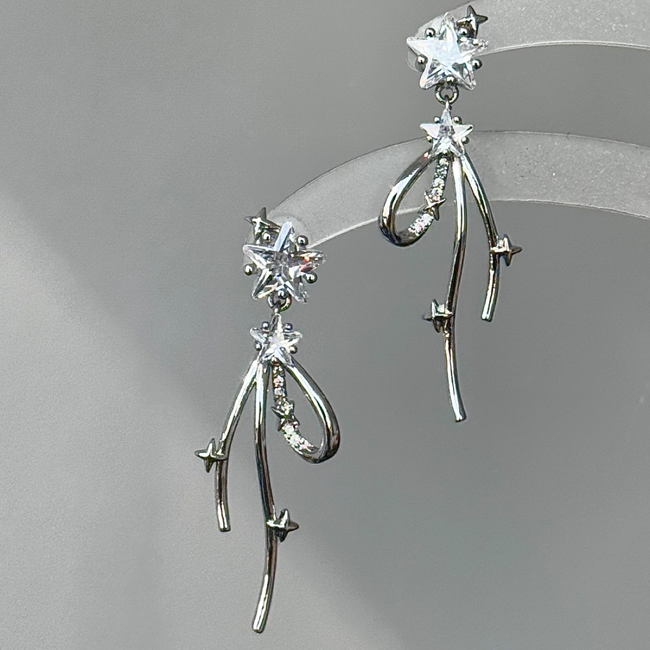 LolaWhite "Starlight Dream" 지르콘이 세팅된 925 스털링 실버 반짝이는 리본 리본 귀걸이 - 달콤하고 우아한