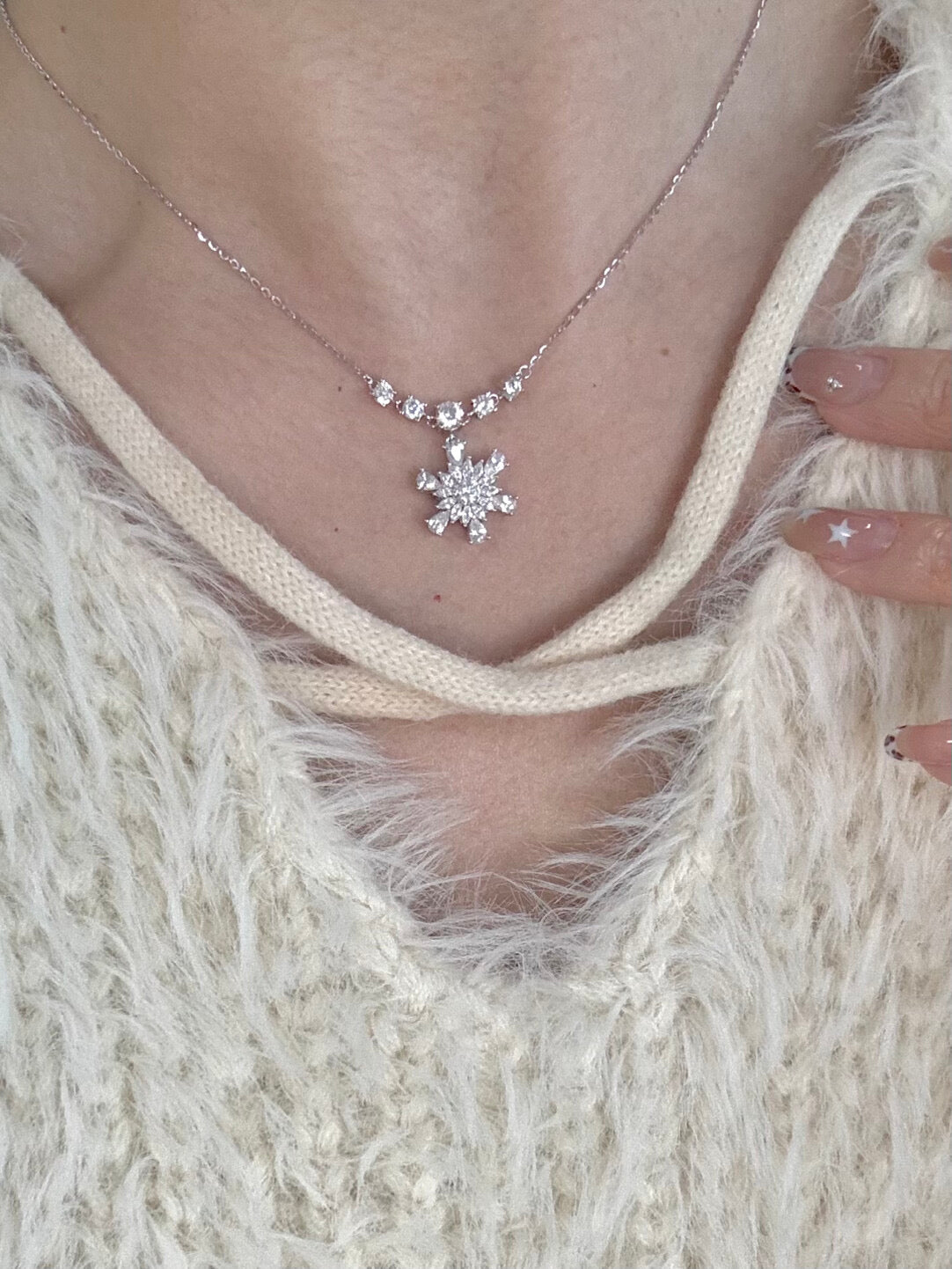 Dear Lola "Snowfall Over the Galaxy" S925 Sterling Silver Snowflake Collarbone Necklace – Dazzling & Luxurious