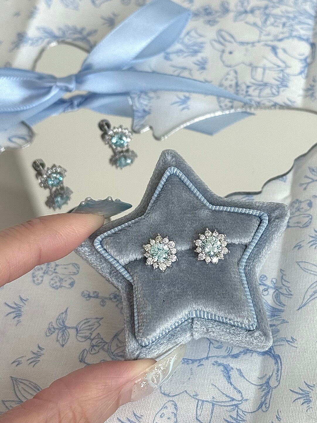 롤라화이트 "프로스티드 스파클" 블루 눈송이 귀걸이 - 아이시 엘레강스, 플랫 백 스터드