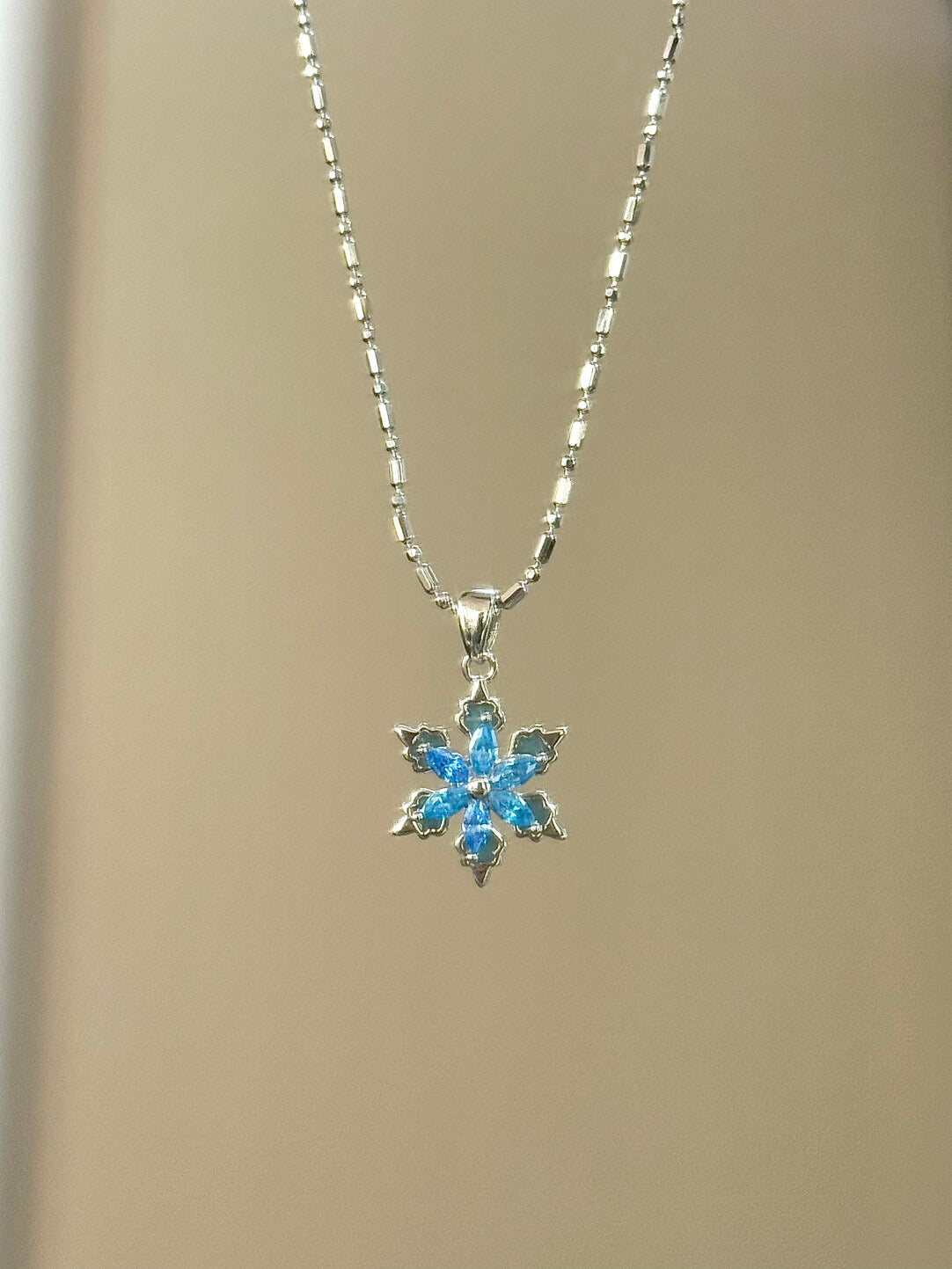DearLola "Dream Snow Corridor" S925 Sterling Silver Twirling Snowflake Collarbone Necklace - Delicate, Minimalist & Unique