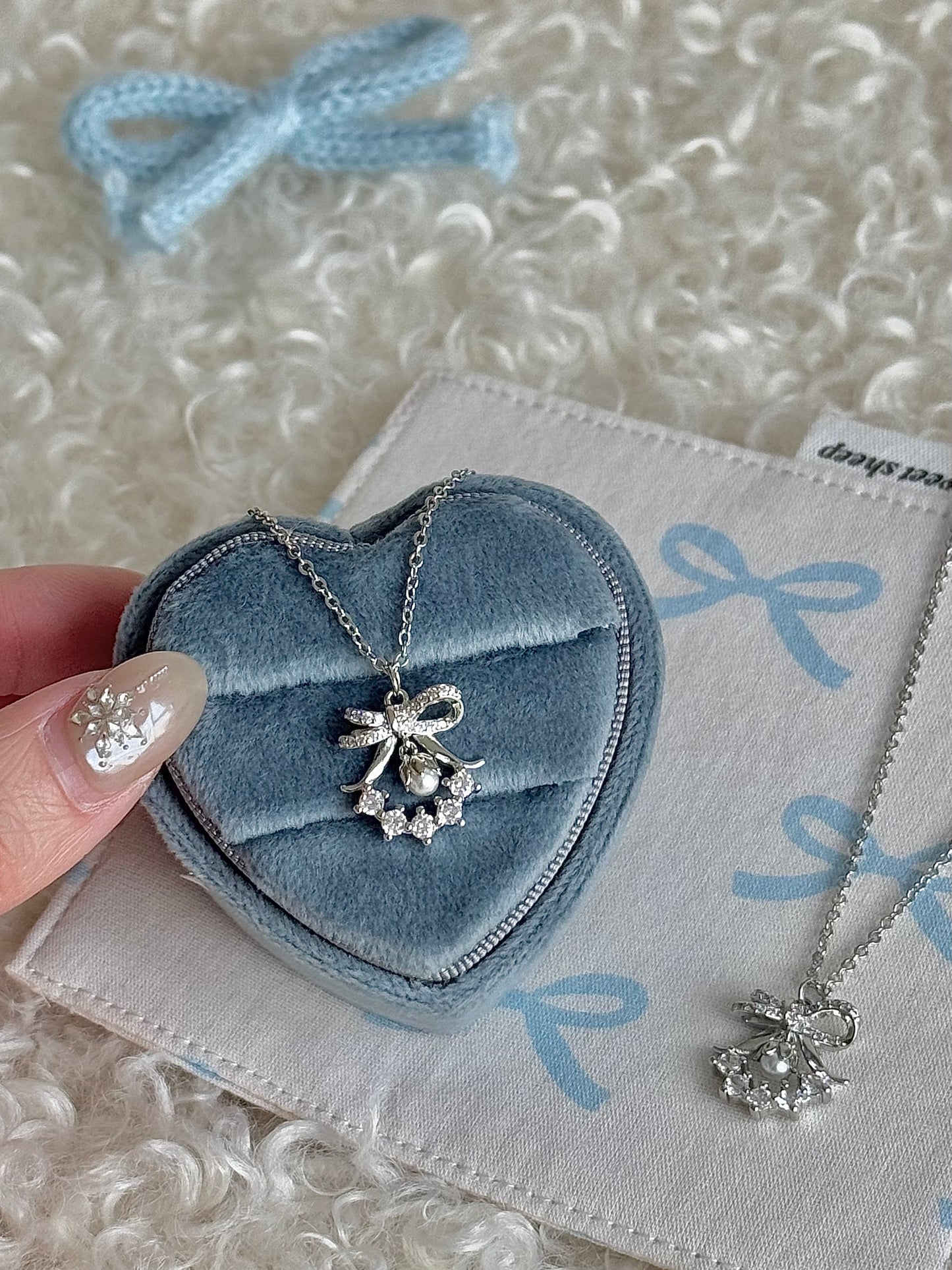 LolaWhite "은방울꽃 편지" 공주 리본 &amp; 꽃 화환 목걸이 - 절묘하고 독특하며 사랑스러움 