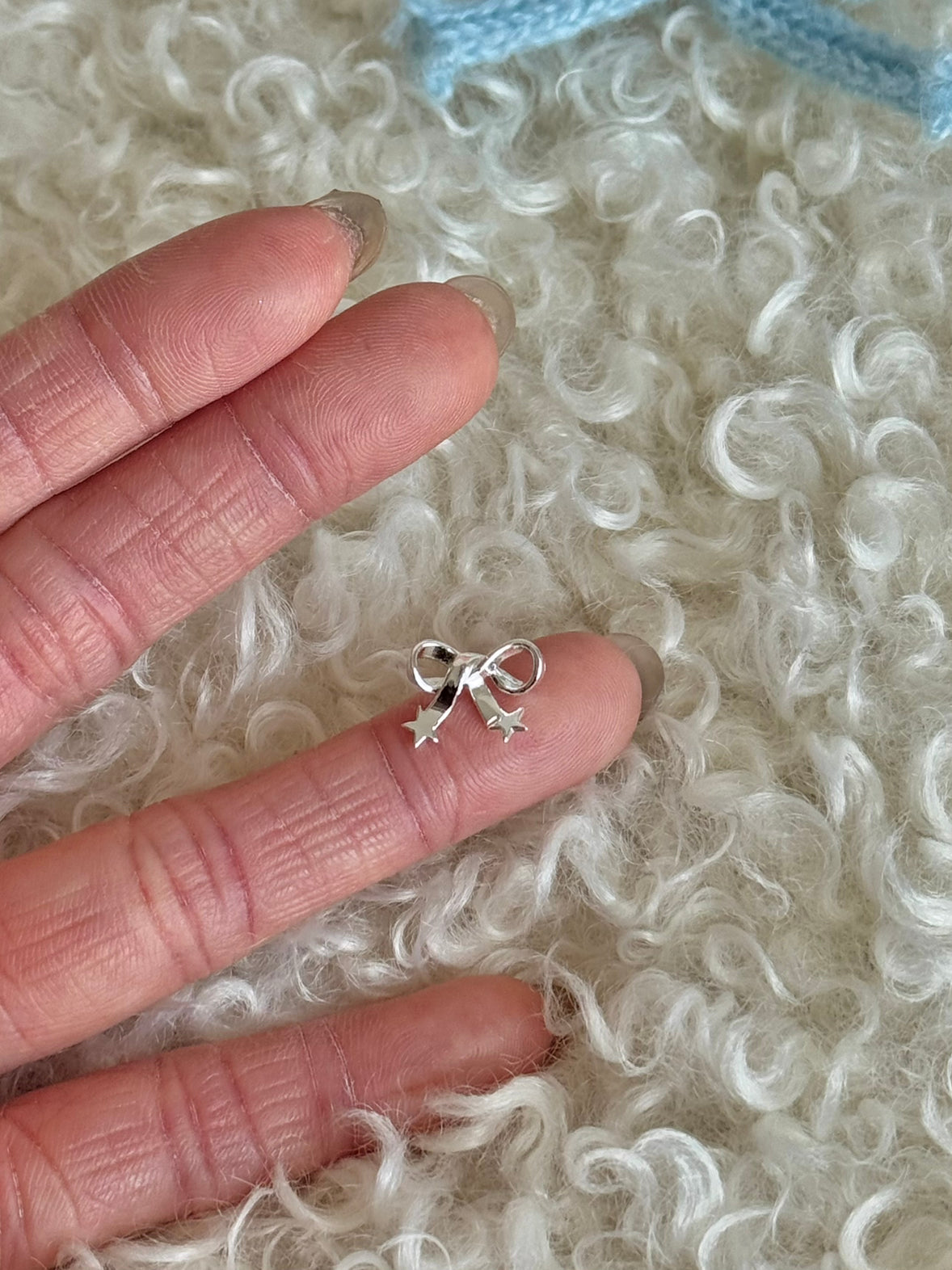 LolaWhite "Starlight Bow" 솔리드 925 스털링 실버 별 &amp; 리본 스터드 귀걸이 - 달콤하고 섬세한 디자인