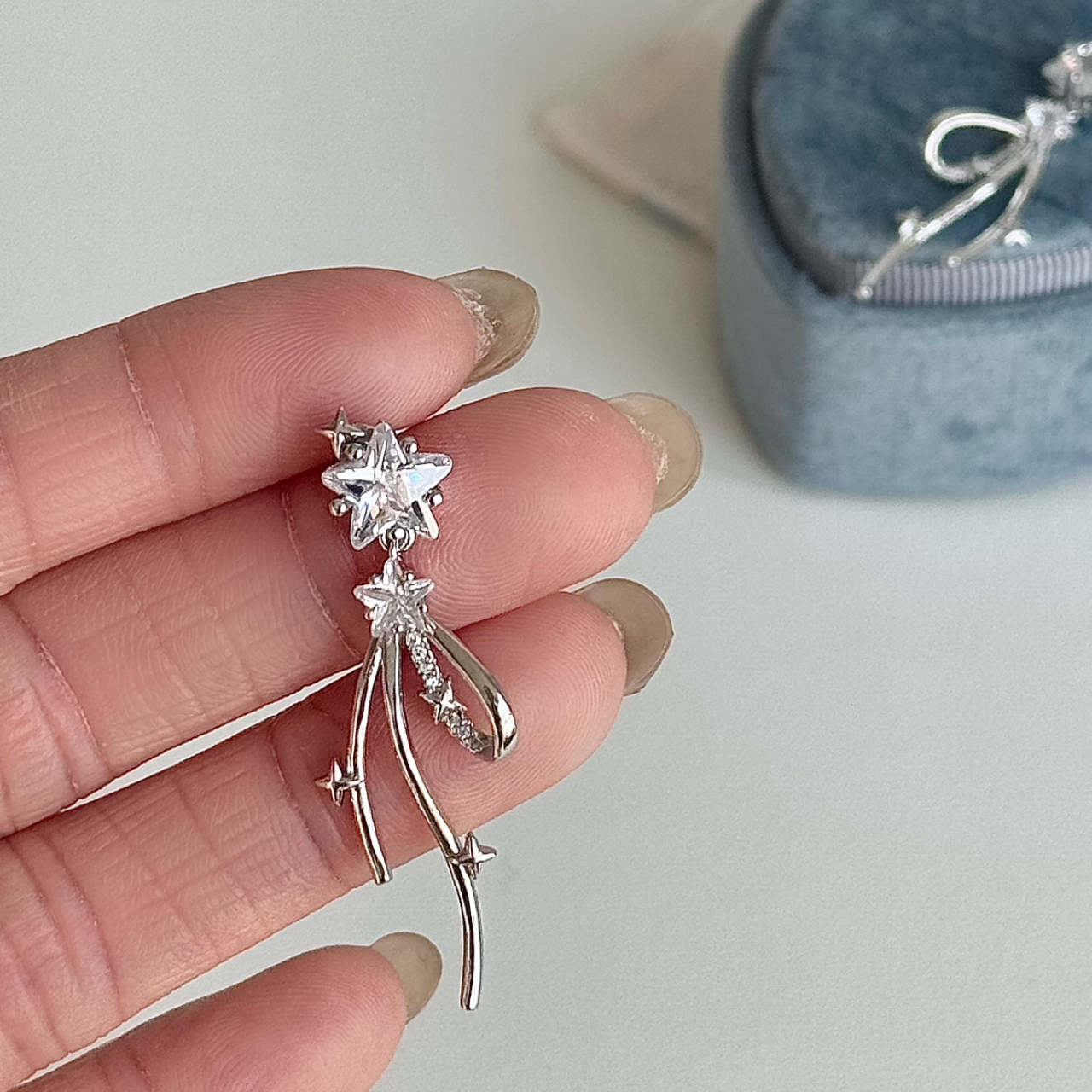 LolaWhite "Starlight Dream" 지르콘이 세팅된 925 스털링 실버 반짝이는 리본 리본 귀걸이 - 달콤하고 우아한