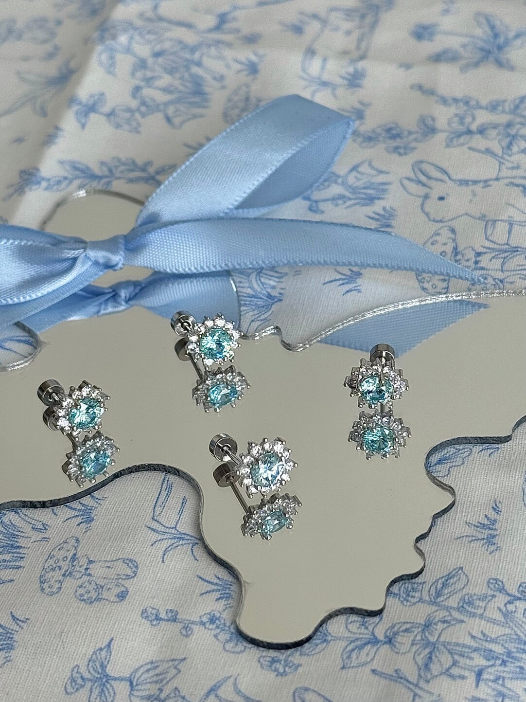 롤라화이트 "프로스티드 스파클" 블루 눈송이 귀걸이 - 아이시 엘레강스, 플랫 백 스터드