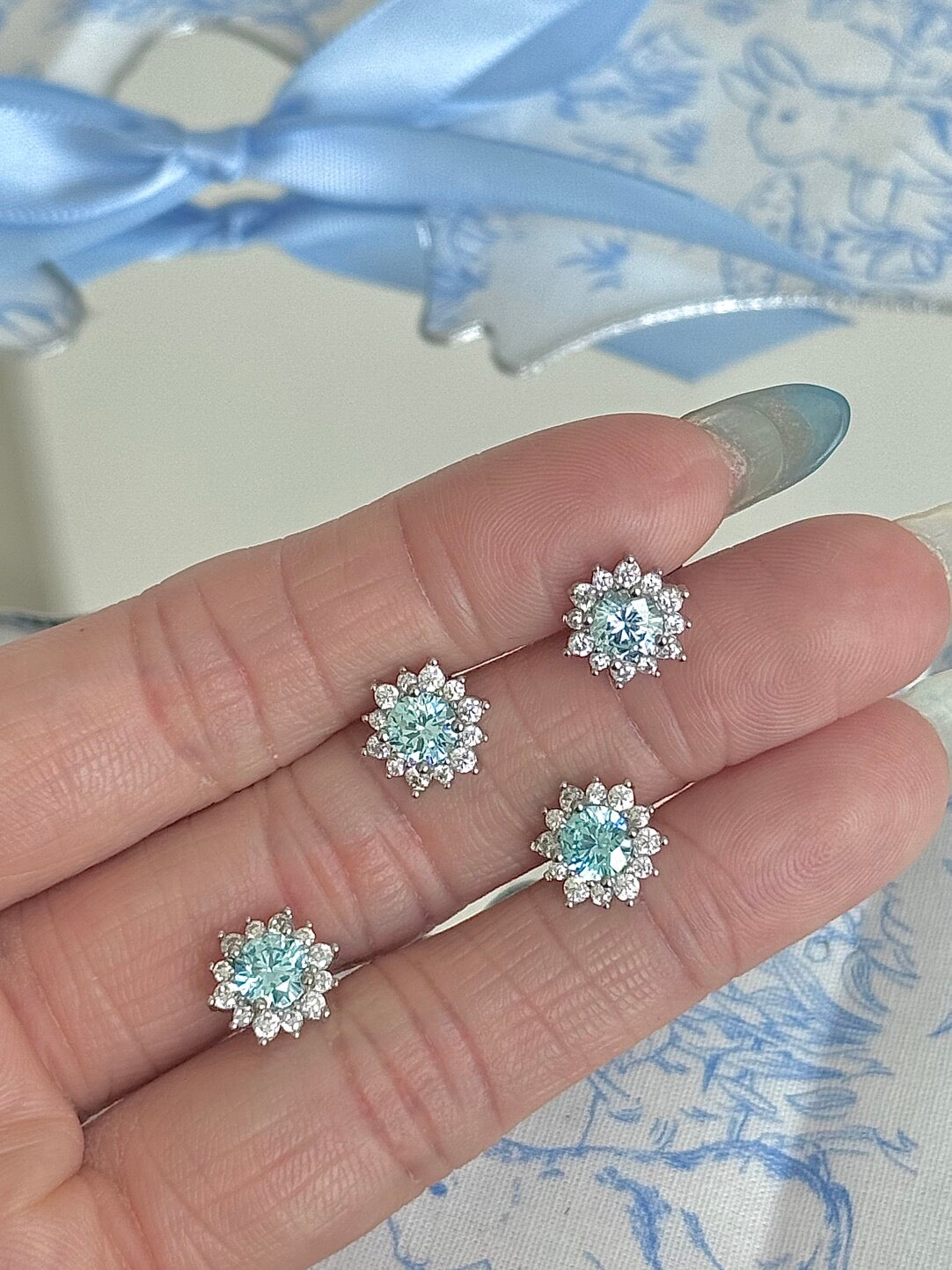 롤라화이트 "프로스티드 스파클" 블루 눈송이 귀걸이 - 아이시 엘레강스, 플랫 백 스터드