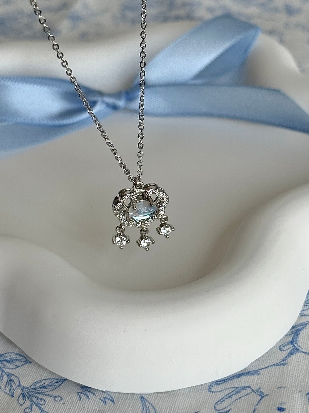 롤라화이트 "문릿 오스" 솔리드 999 스털링 실버 프로텍션 로켓 목걸이 (블루 문스톤 세팅) - 차갑고 신비로운 분위기, 행운을 가져다줍니다