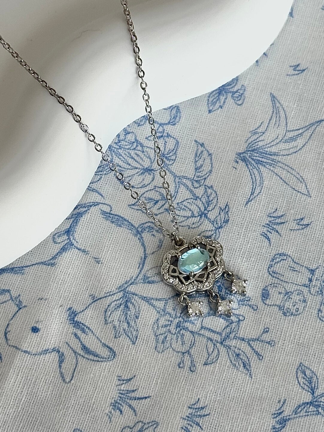 롤라화이트 "문릿 오스" 솔리드 999 스털링 실버 프로텍션 로켓 목걸이 (블루 문스톤 세팅) - 차갑고 신비로운 분위기, 행운을 가져다줍니다