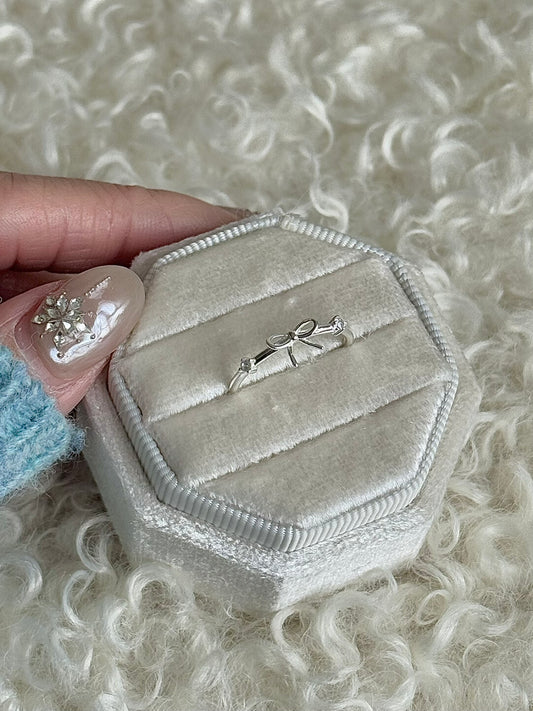 LolaWhite "Precious Bow" S925 스털링 실버 조절 가능 오픈 링