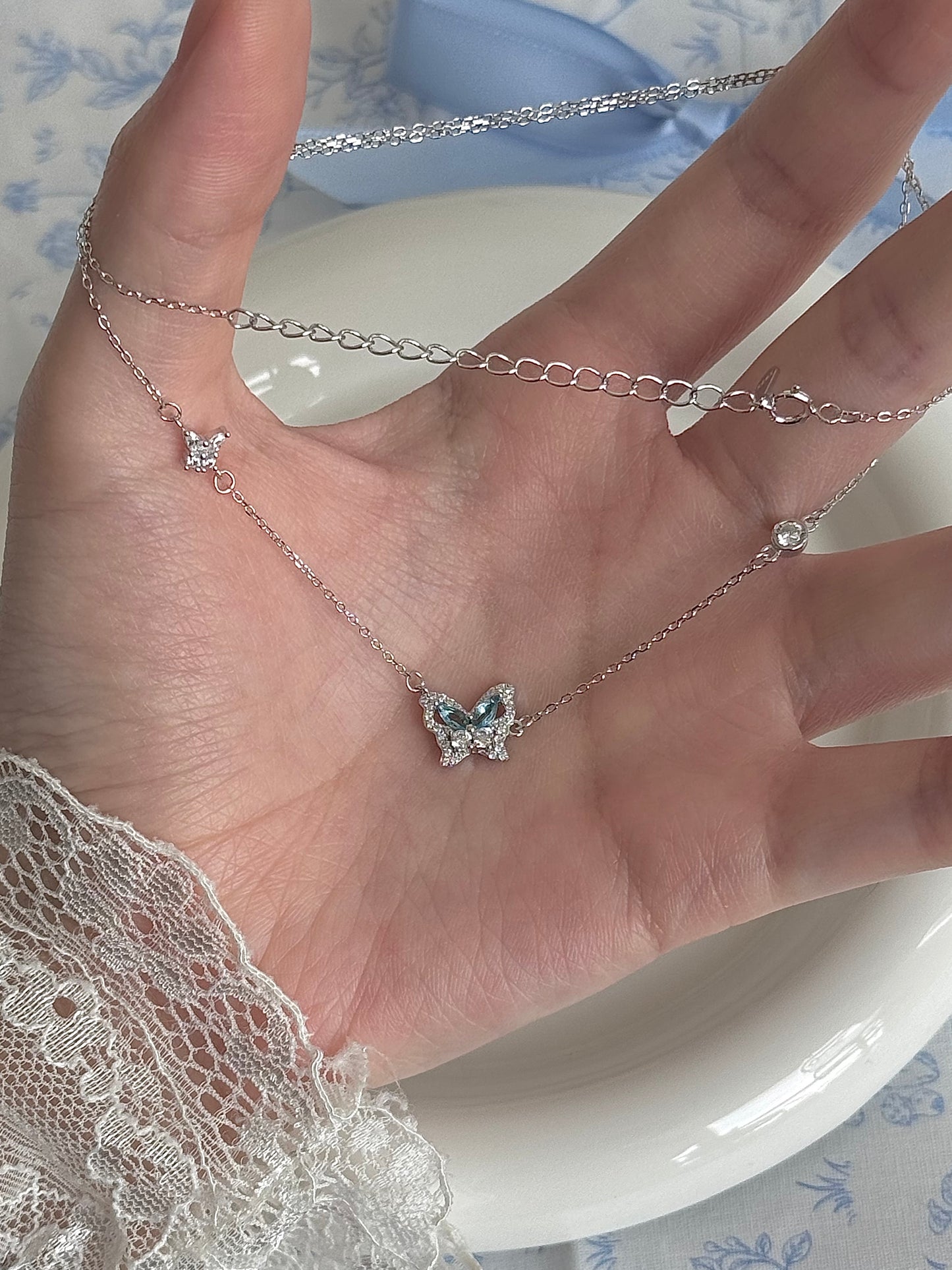 LolaWhite "글레이셔 스피릿 버터플라이" S925 스털링 실버 블루 지르콘 버터플라이 목걸이 - 차갑고 우아한 분위기 &amp; 독특함