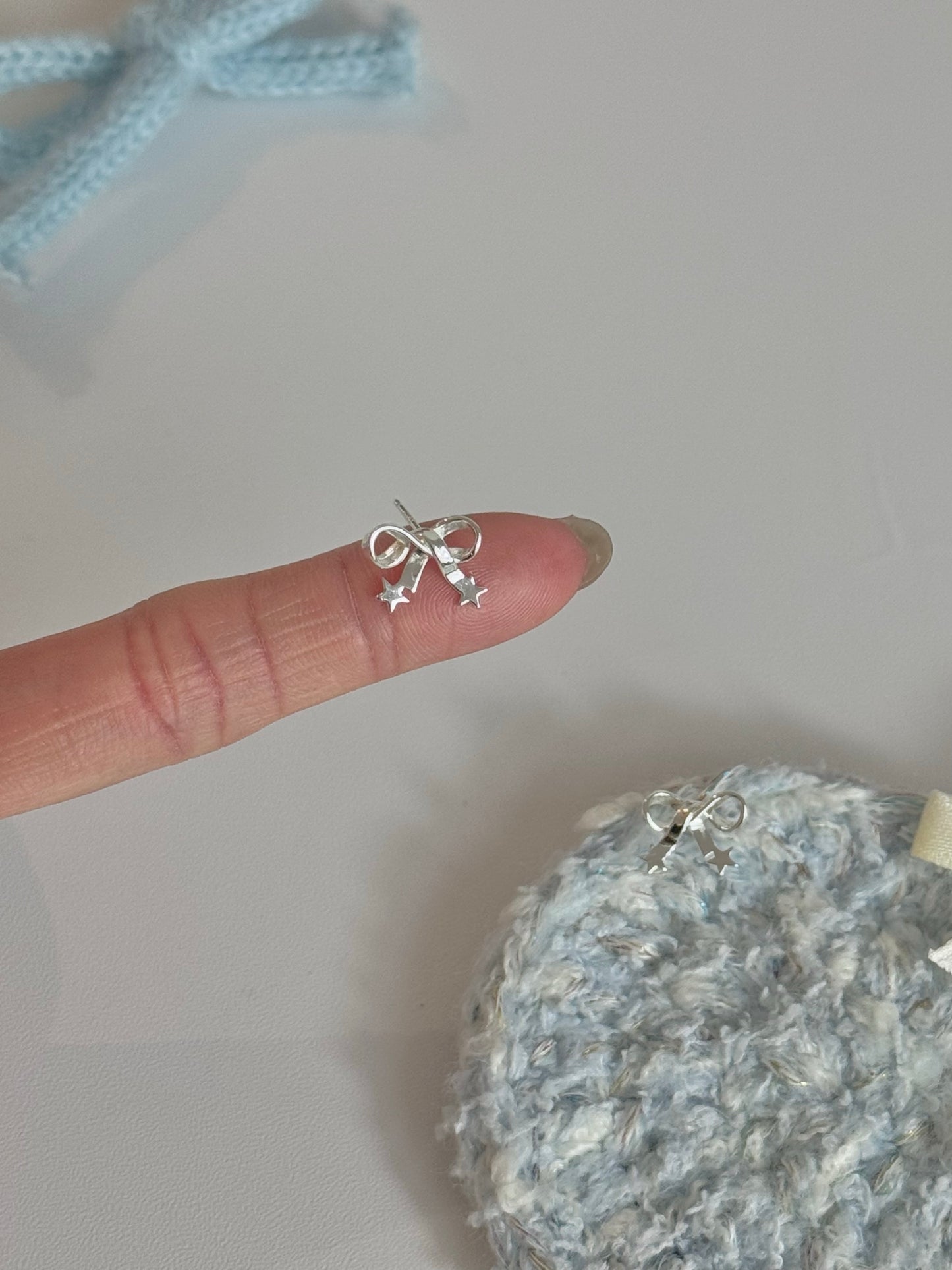 LolaWhite "Starlight Bow" 솔리드 925 스털링 실버 별 &amp; 리본 스터드 귀걸이 - 달콤하고 섬세한 디자인