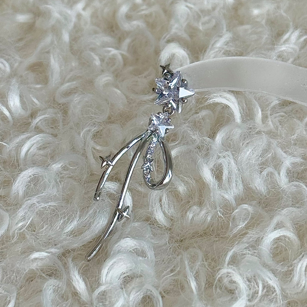 LolaWhite "Starlight Dream" 지르콘이 세팅된 925 스털링 실버 반짝이는 리본 리본 귀걸이 - 달콤하고 우아한