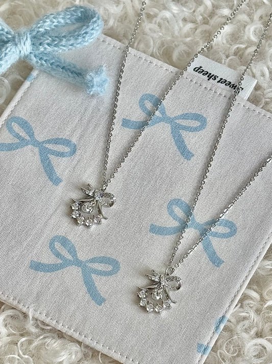 LolaWhite "은방울꽃 편지" 공주 리본 &amp; 꽃 화환 목걸이 - 절묘하고 독특하며 사랑스러움 