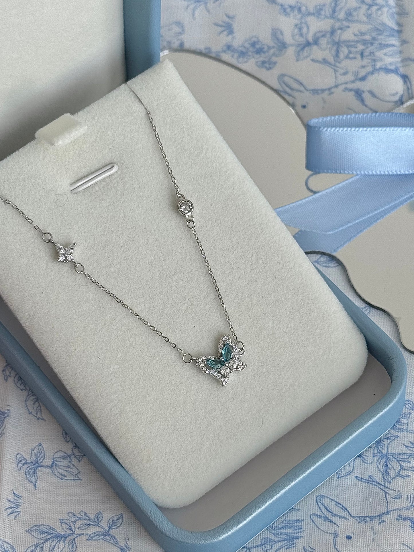 LolaWhite "글레이셔 스피릿 버터플라이" S925 스털링 실버 블루 지르콘 버터플라이 목걸이 - 차갑고 우아한 분위기 &amp; 독특함