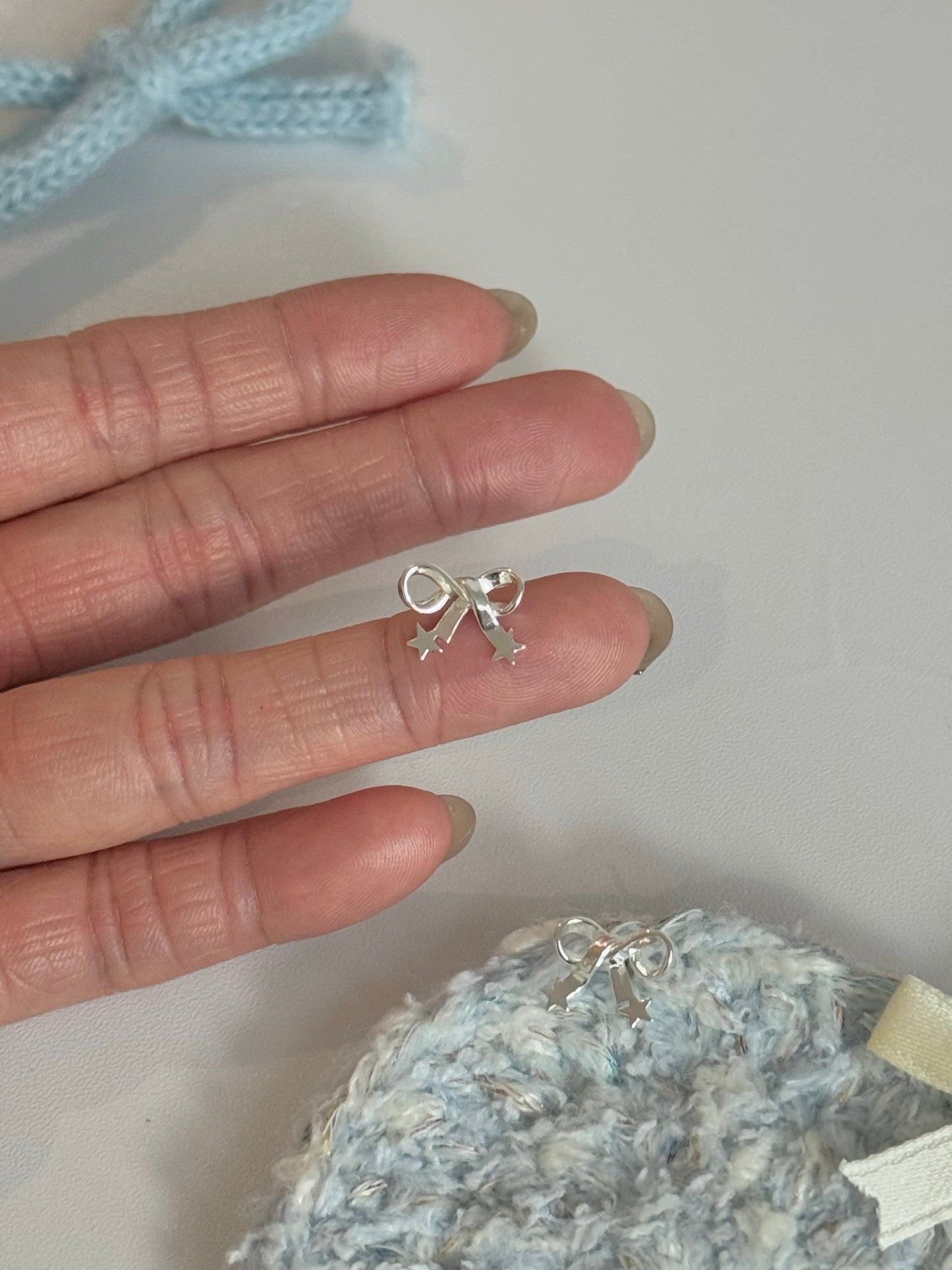 LolaWhite "Starlight Bow" 솔리드 925 스털링 실버 별 &amp; 리본 스터드 귀걸이 - 달콤하고 섬세한 디자인