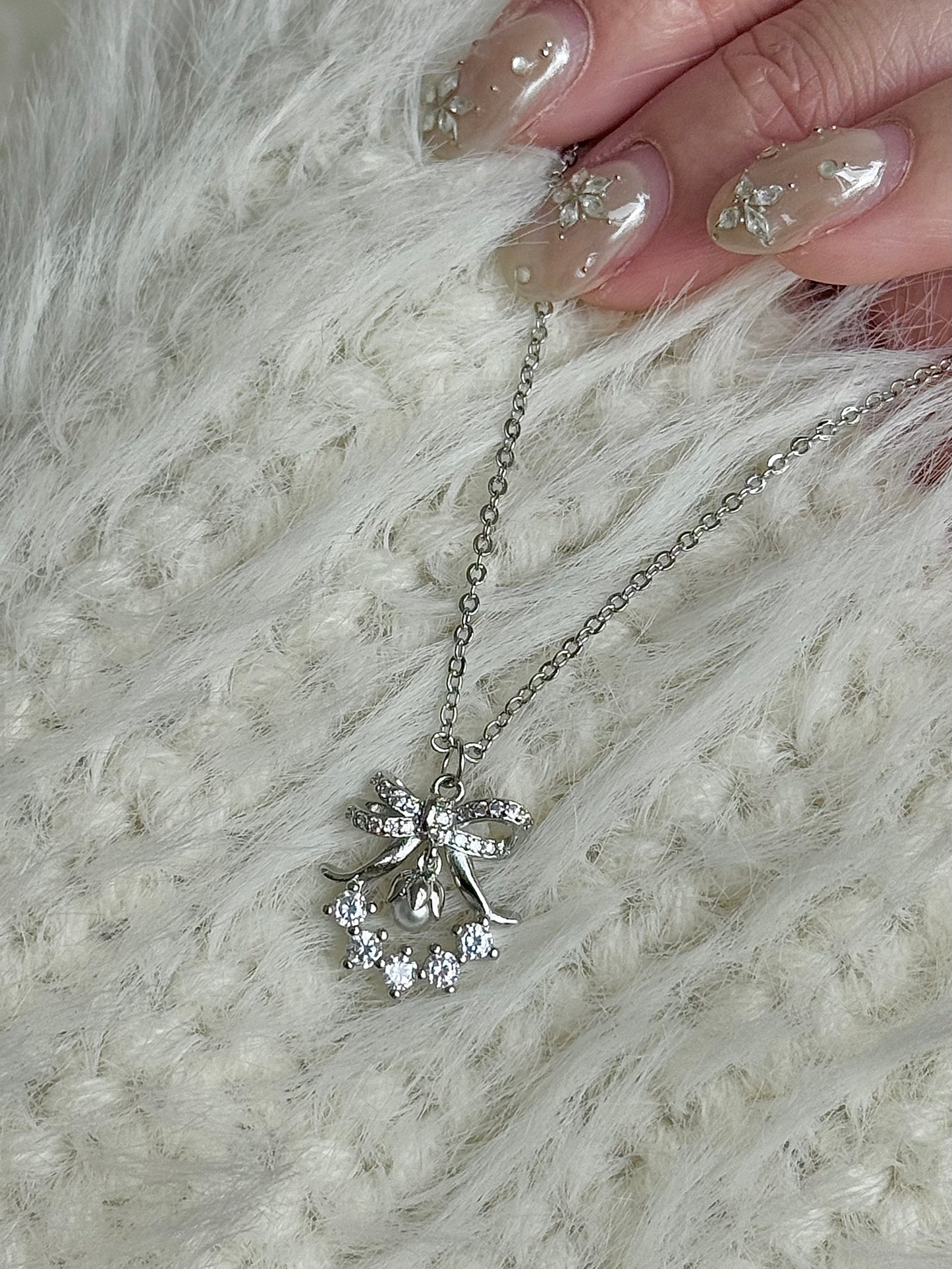 LolaWhite "은방울꽃 편지" 공주 리본 &amp; 꽃 화환 목걸이 - 절묘하고 독특하며 사랑스러움 