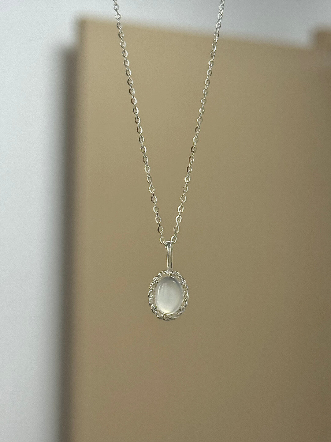 LolaWhite "White Jade Gel" S925 Sterling Silver White Chalcedony Oval Pendant Collarbone Necklace - Retro, Light Luxury & Exquisite