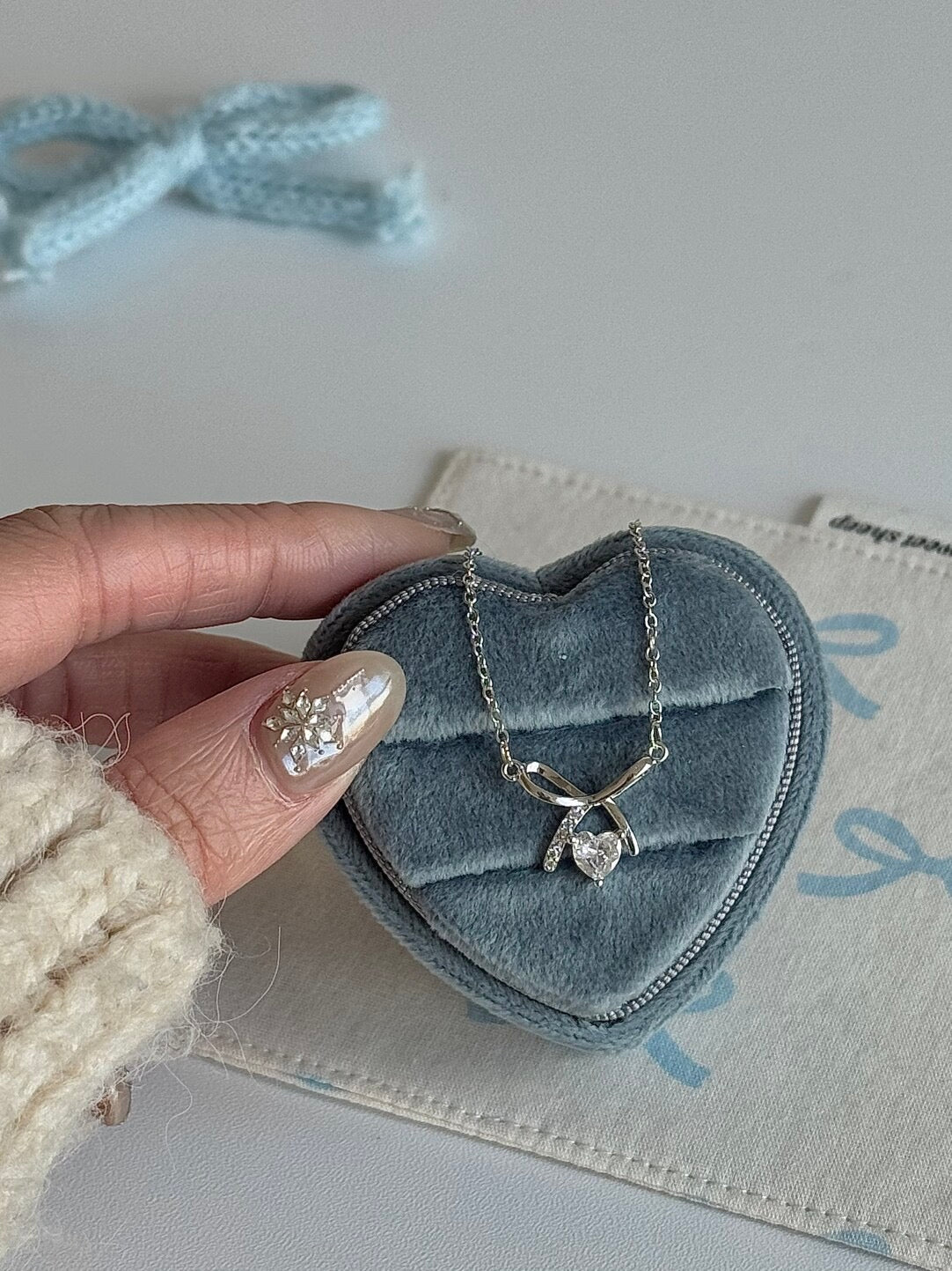 롤라화이트 "헤븐리 보우" 하트 &amp; 지르콘 목걸이 - 섬세하고 기발한 디자인