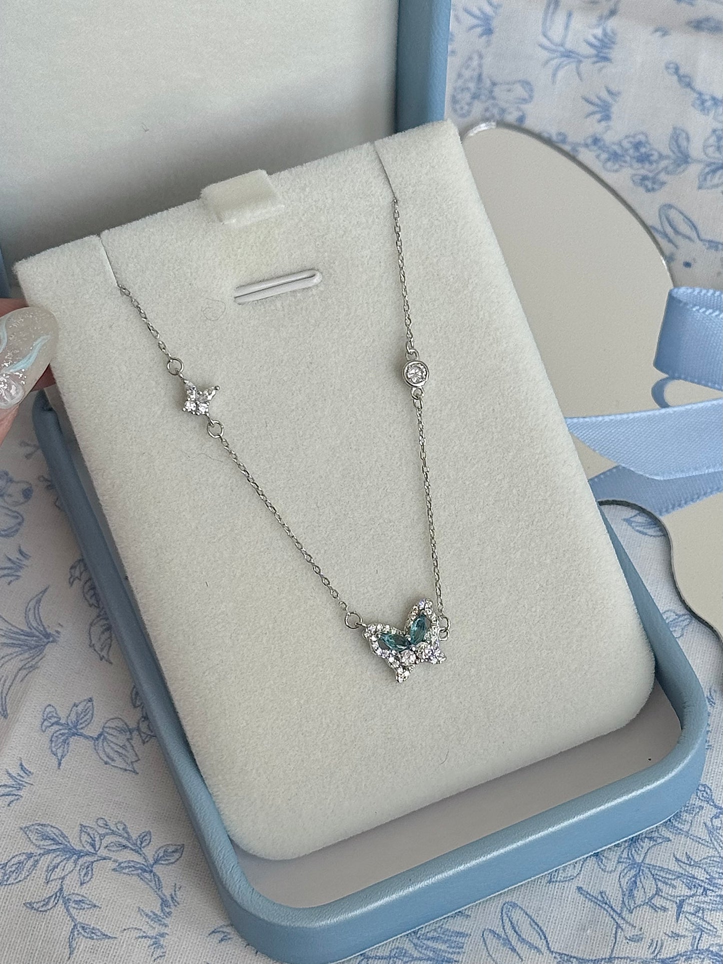 LolaWhite "글레이셔 스피릿 버터플라이" S925 스털링 실버 블루 지르콘 버터플라이 목걸이 - 차갑고 우아한 분위기 &amp; 독특함