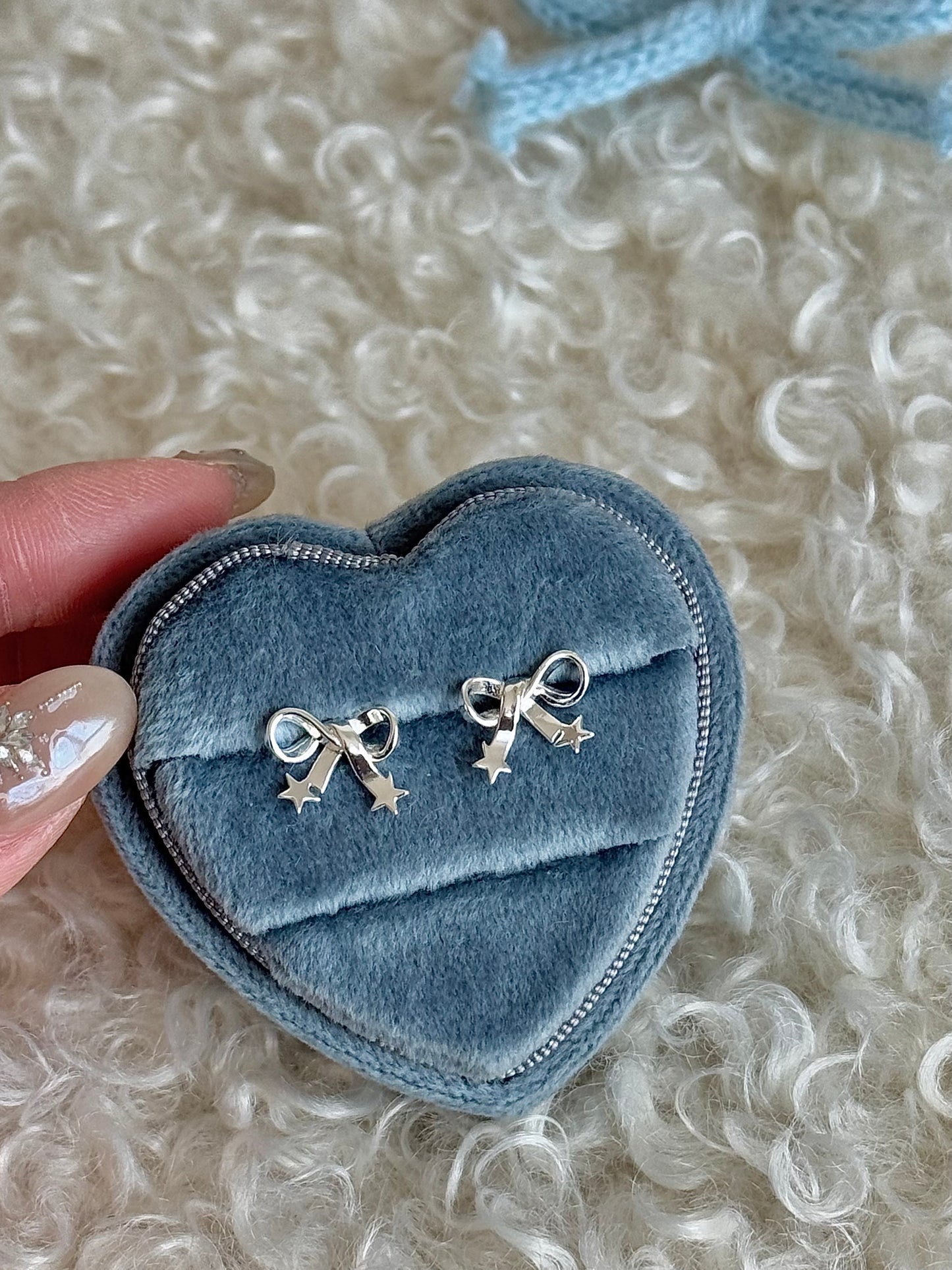 LolaWhite "Starlight Bow" 솔리드 925 스털링 실버 별 &amp; 리본 스터드 귀걸이 - 달콤하고 섬세한 디자인