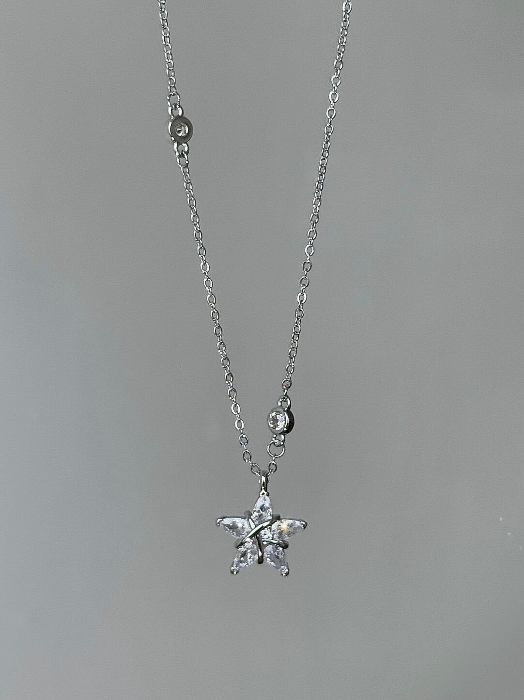 LolaWhite "Starlight Wish" 펜던트 목걸이 - 섬세하고 우아함