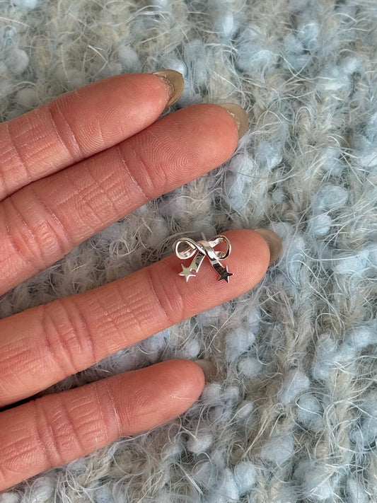 LolaWhite "Starlight Bow" 솔리드 925 스털링 실버 별 &amp; 리본 스터드 귀걸이 - 달콤하고 섬세한 디자인