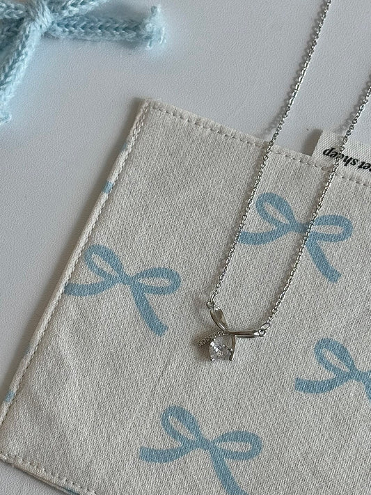 롤라화이트 "헤븐리 보우" 하트 &amp; 지르콘 목걸이 - 섬세하고 기발한 디자인