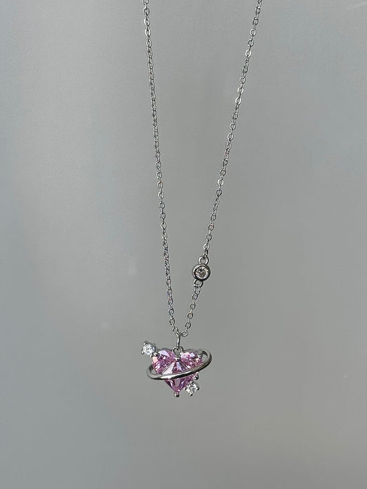 롤라화이트 "큐피드의 도착" 핑크 지르콘 하트 펜던트 목걸이 - 달콤하고 독특하며 고급스러운
