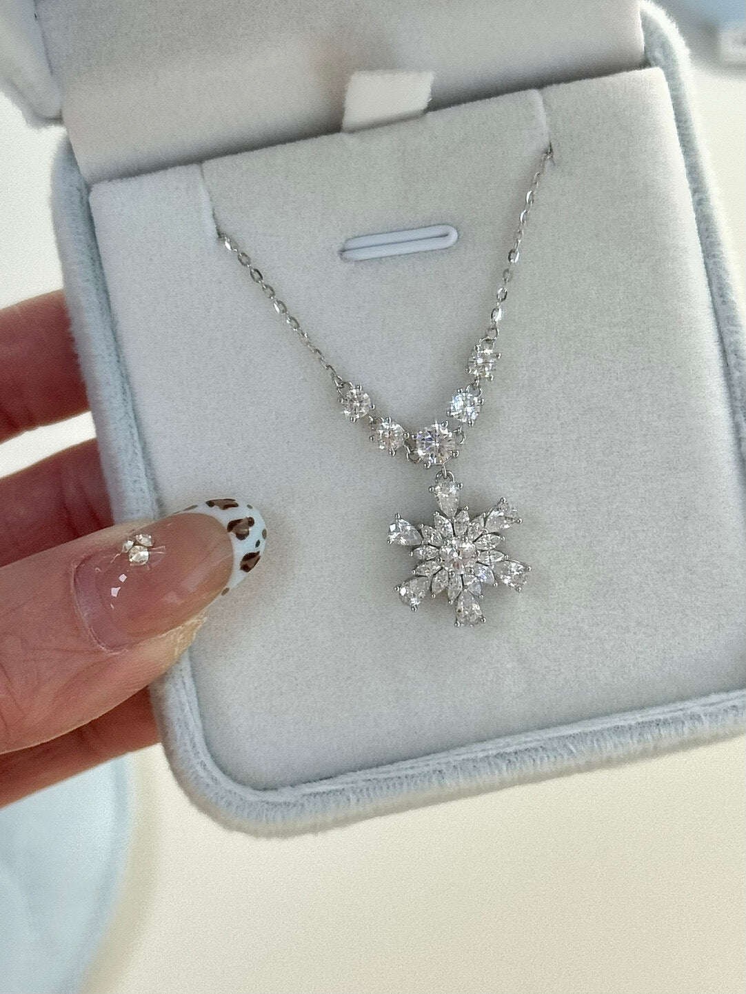Dear Lola "Snowfall Over the Galaxy" S925 Sterling Silver Snowflake Collarbone Necklace – Dazzling & Luxurious