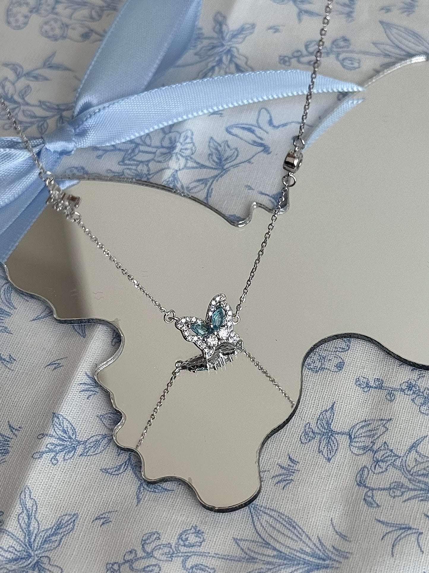 LolaWhite "글레이셔 스피릿 버터플라이" S925 스털링 실버 블루 지르콘 버터플라이 목걸이 - 차갑고 우아한 분위기 &amp; 독특함