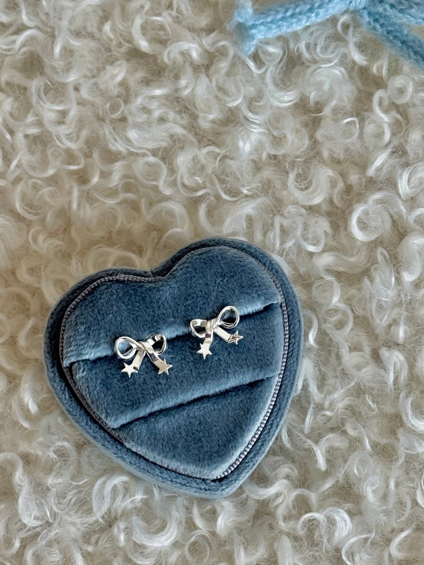 LolaWhite "Starlight Bow" 솔리드 925 스털링 실버 별 &amp; 리본 스터드 귀걸이 - 달콤하고 섬세한 디자인