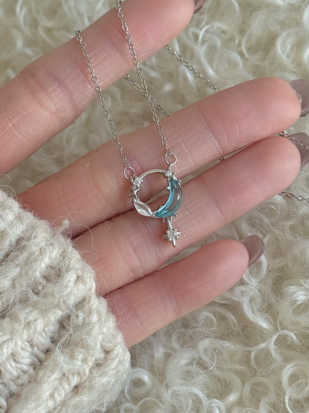 LolaWhite "Frozen Moon Lake" S925 스털링 실버 아쿠아마린 별 &amp; 달 펜던트 목걸이 - 얼음처럼 차갑고 신비로운