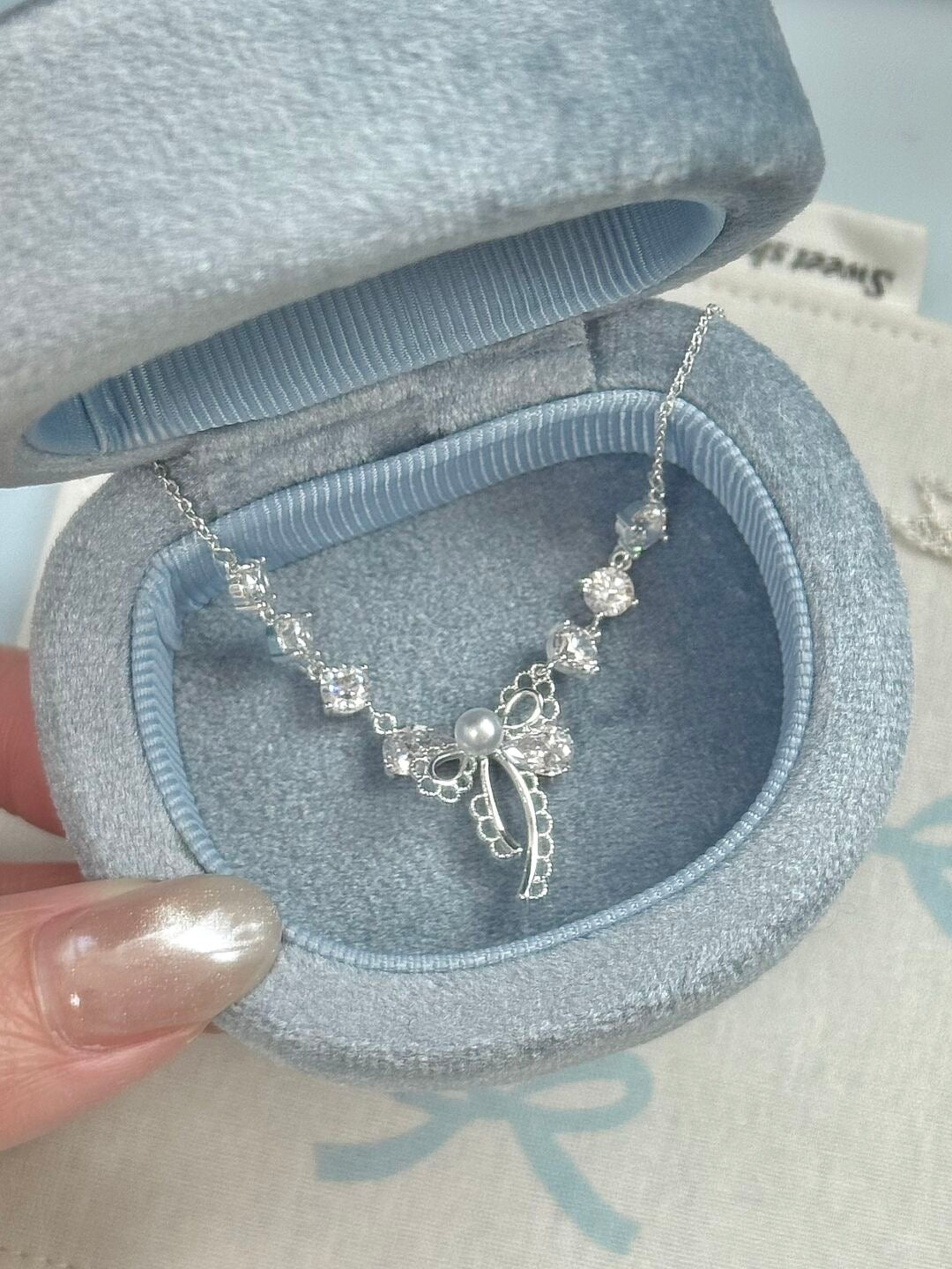 LolaWhite "Dream Mist Elf" Silver-Tone Openwork Lace Bow Pearl Collarbone Necklace（Silver-plated）