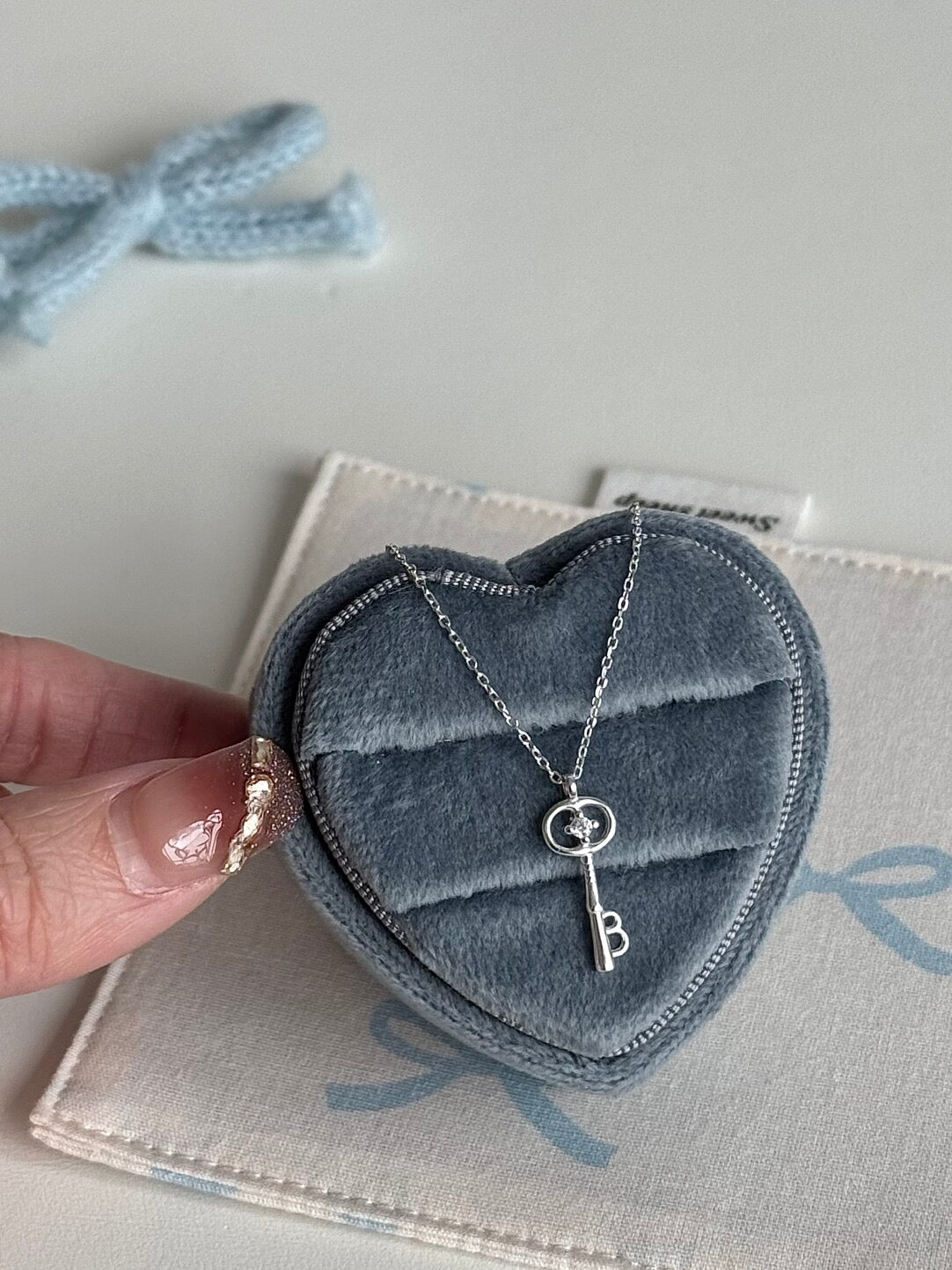 LolaWhite "레트로 키" 솔리드 925 스털링 실버 하트 키 펜던트 목걸이 - 절묘하고 독특하며 절제된 디자인