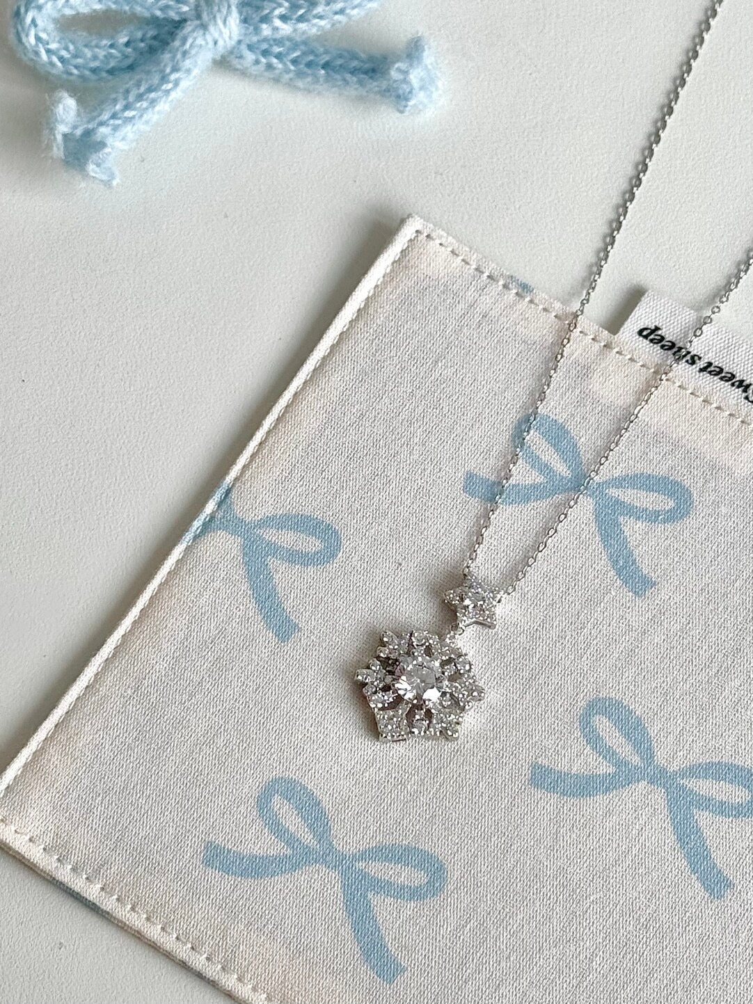 DearLola "One-Carat Snow" S925 Sterling Silver Snowflake Necklace - Exquisite Firework-Cut Design