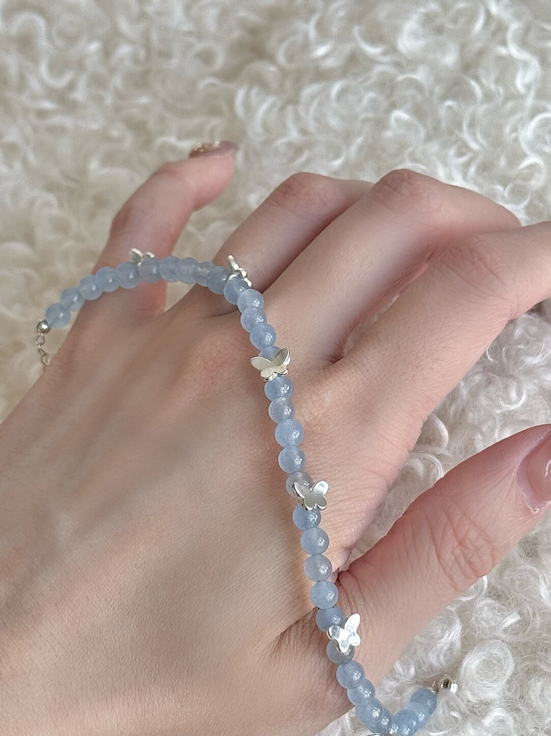 롤라화이트 "프로스트윙 버터플라이" 천연 아쿠아마린 스털링 실버 팔찌 | 차가움의 우아함