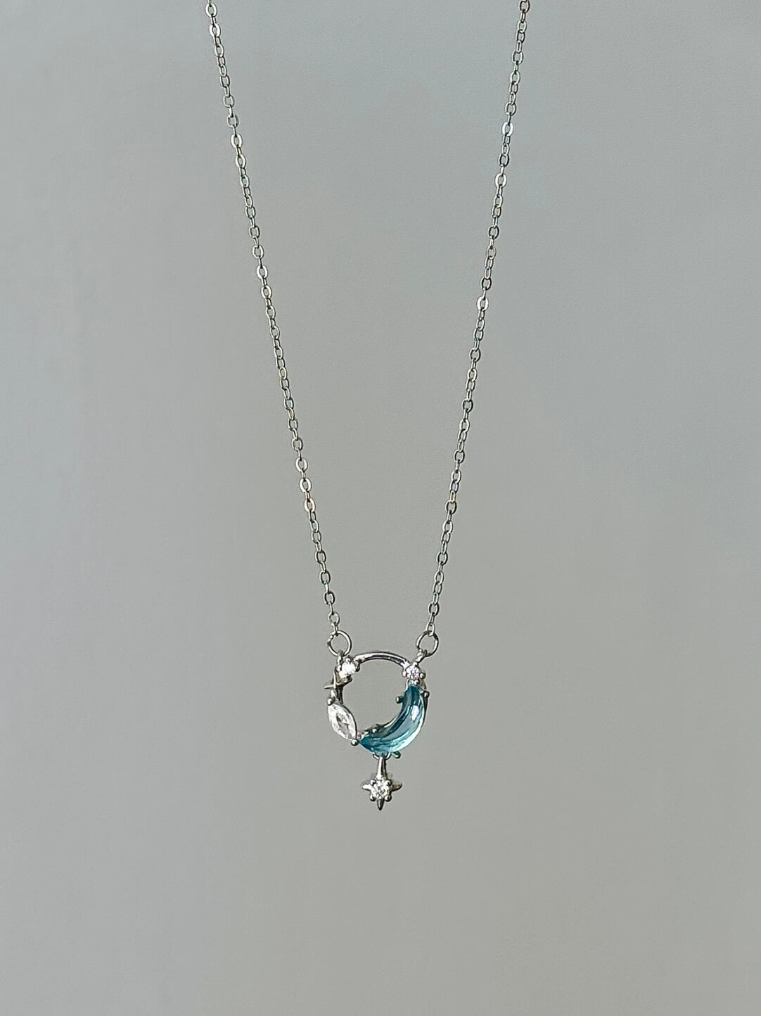 LolaWhite "Frozen Moon Lake" S925 스털링 실버 아쿠아마린 별 &amp; 달 펜던트 목걸이 - 얼음처럼 차갑고 신비로운