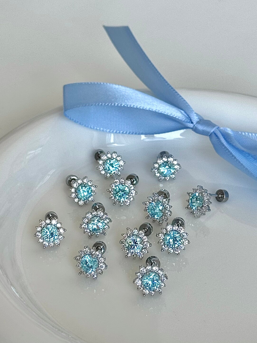 롤라화이트 "프로스티드 스파클" 블루 눈송이 귀걸이 - 아이시 엘레강스, 플랫 백 스터드