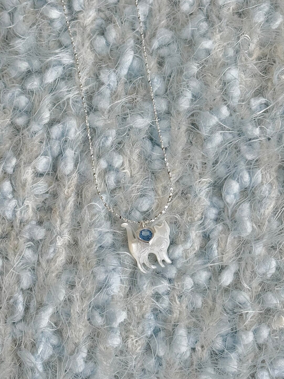 LolaWhite「クラウドキトゥン」S925スターリングシルバーキャットペンダントネックレス、ブルーハートジルコン付き - エッジィ＆スイート