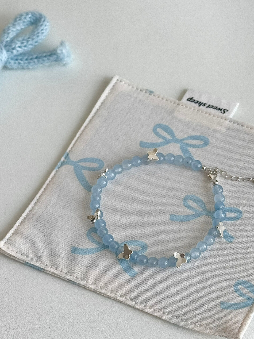 롤라화이트 "프로스트윙 버터플라이" 천연 아쿠아마린 스털링 실버 팔찌 | 차가움의 우아함