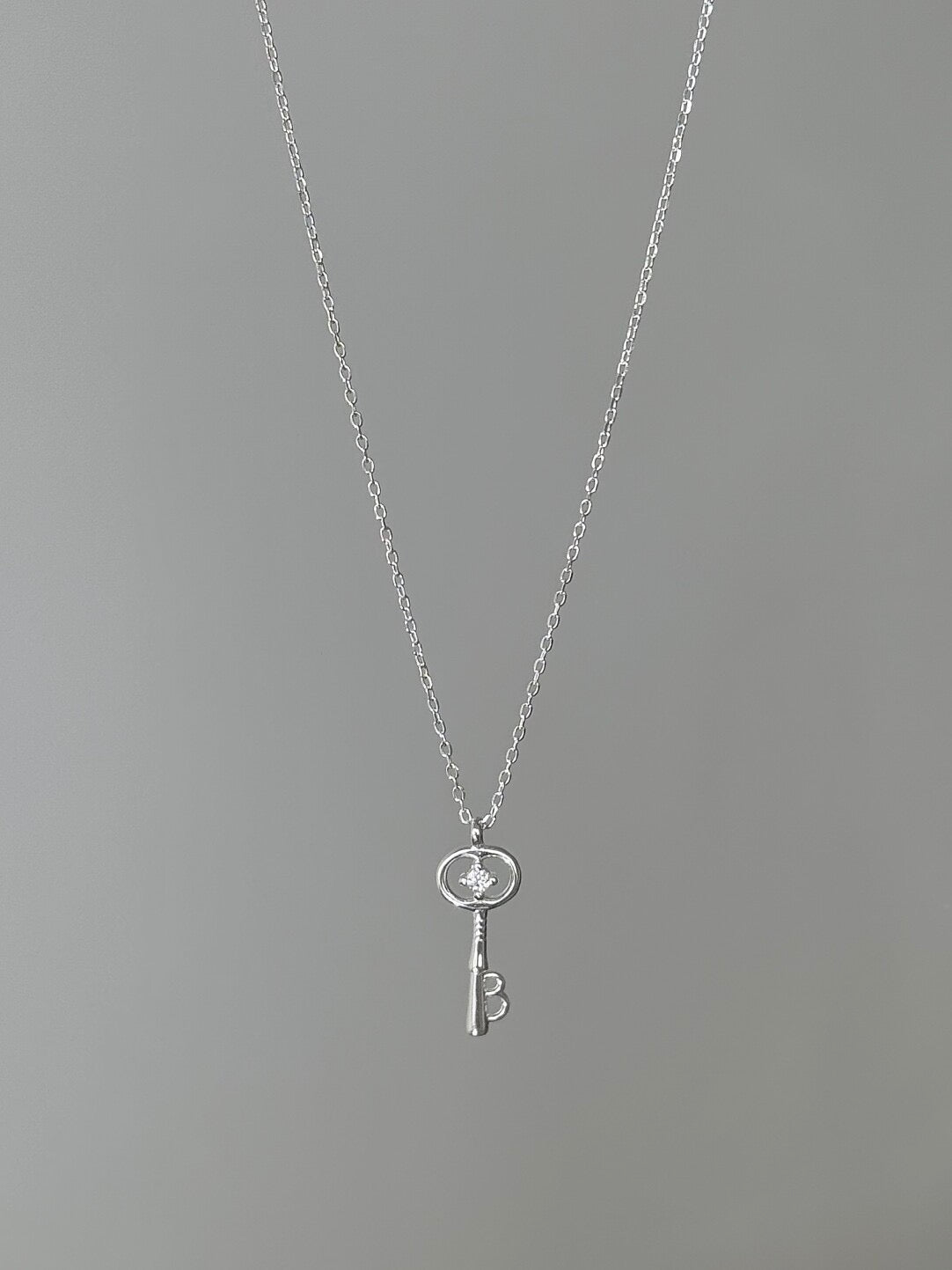 LolaWhite "레트로 키" 솔리드 925 스털링 실버 하트 키 펜던트 목걸이 - 절묘하고 독특하며 절제된 디자인