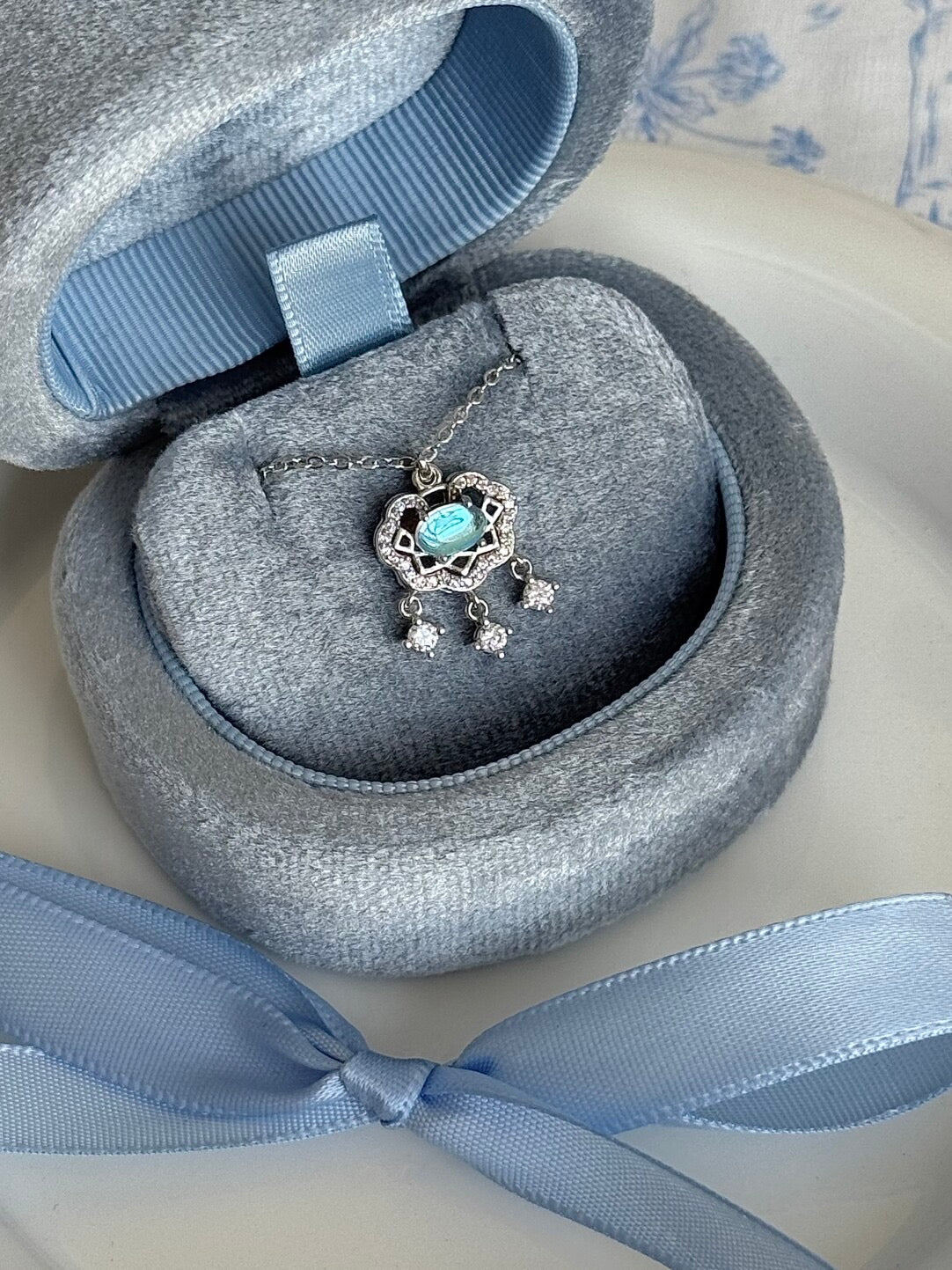 롤라화이트 "문릿 오스" 솔리드 999 스털링 실버 프로텍션 로켓 목걸이 (블루 문스톤 세팅) - 차갑고 신비로운 분위기, 행운을 가져다줍니다