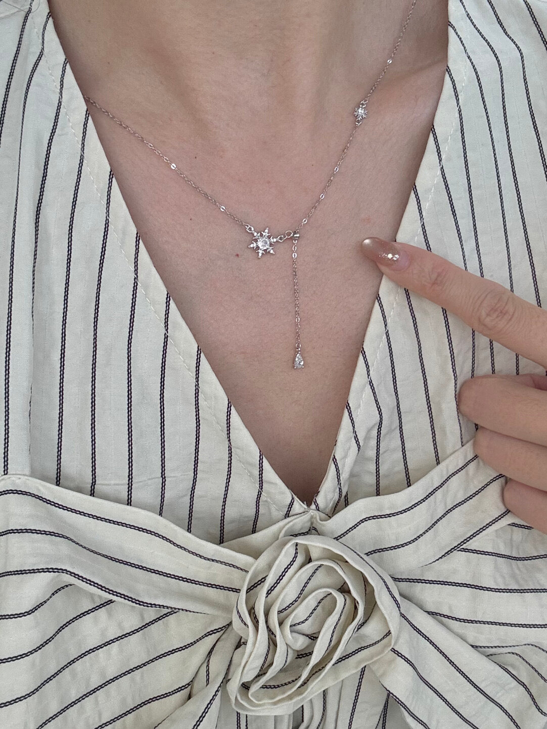 LolaWhite "Falling Snowflake" S925 Sterling Silver Winter Snowflake Collarbone Necklace - Delicate & Refined Long Chain