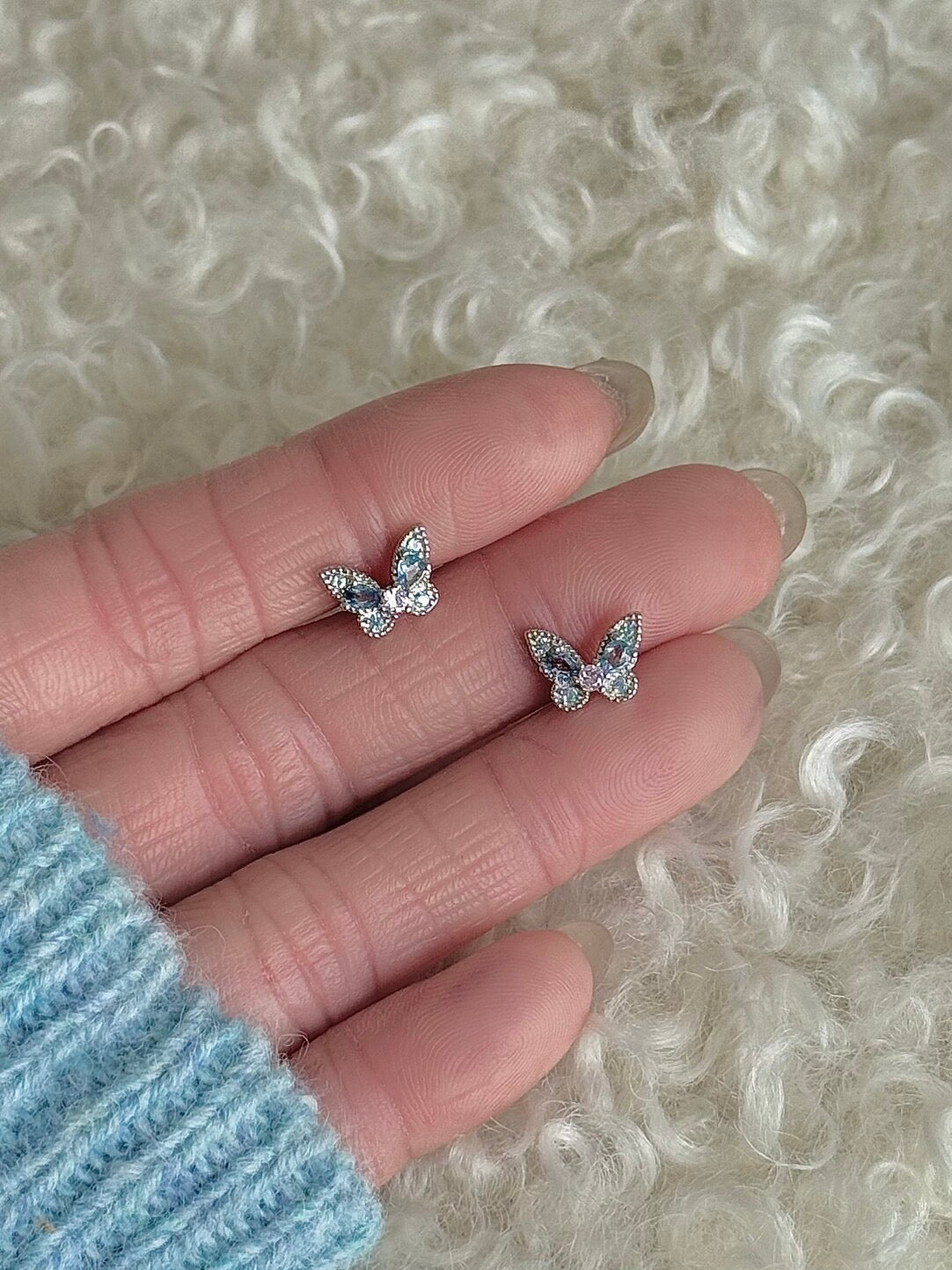 롤라화이트 "프로스티드 버터플라이" 이어커프 | 아이시 블루 &amp; 핑크 지르콘 클러스터, 피어싱 불필요